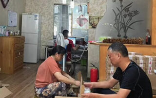 Du Shun's family help him package