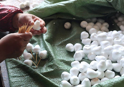 simple work of making christmas decor