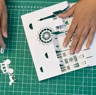 Assemble the white mold of the pop-up greeting card