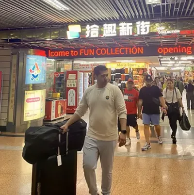 Foreign buyers at Shanghai fake markets-1