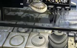 pearl necklace in zhuji pearl market