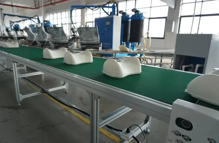 Production process of memory foam pillows